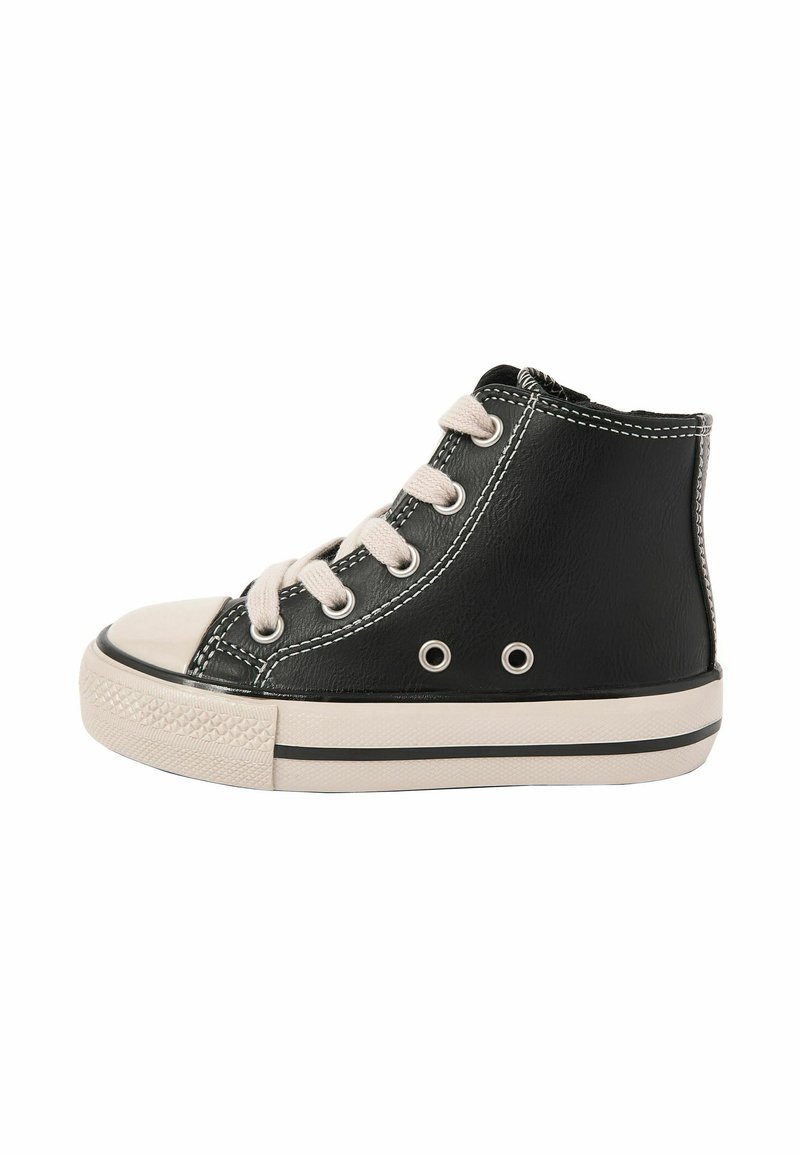 Sort høj-top sneakers med tekstureret syntetisk læder, beige snørebånd, gummitåspids og kontrasterende hvid syning. Har metaløjer.