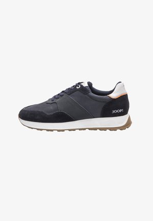 Heren zwarte en donkergrijze sneaker met witte zool, witte hieltab en "JOOP!" branding aan de hielzijde.