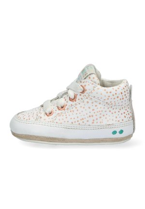 Scarpa da ginnastica bianca per bambini con pois color oro rosa, lacci bianchi e logo azzurro doppio punto sulla suola beige.