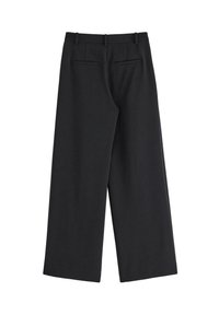 Pantaloni neri a gamba larga con passanti per cintura e due tasche posteriori a filetto, mostrati distesi su uno sfondo bianco.