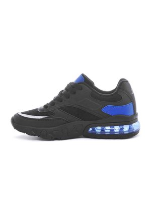 Sneaker athlétique noir avec des accents bleus et une semelle à coussin d'air bleu transparent, présenté en vue de côté sur fond blanc.