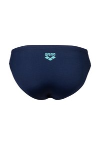 Slip da bagno da uomo blu navy con logo "arena" azzurro chiaro centrato sulla parte posteriore della vita, su uno sfondo bianco.