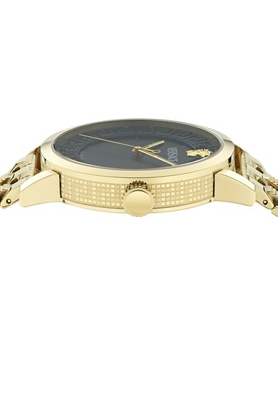 Zlaté náramkové hodinky s čiernym ciferníkom, textúrovaným puzdrom a mriežkovým vzorom na rámčeku. Majú korunku a prepojený remienok.