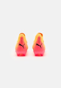 Scarpe da calcio Puma in giallo brillante e gradiente rosa. Design leggero con parte superiore testurizzata e accenti del logo neri. Adatte per alte prestazioni.