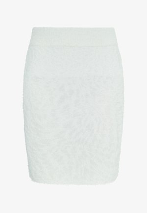 Fehér, texturált kötött ceruzaszoknya, testhezálló, magas derékkal és puha anyagmintával.