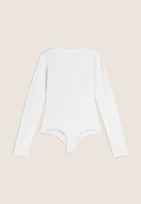 Bodysuit de manga larga en color blanco, hecho de tejido suave, con escote redondo, forma ajustada y cierre de presión en la parte inferior.