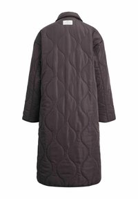 Abrigo largo acolchado en gris oscuro, con un patrón de olas, gran cuello y bolsillos laterales. Textura suave y lisa con un ajuste relajado.