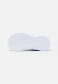 Nike Performance NIKE REVOLUTION 6 (TDV) - Sapatos para corrida em estrada - iron grey/white/smoke grey