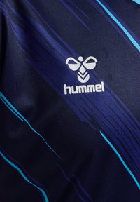 Mörkblå sporttröja med dynamiska ljusblå ränder, med en vit Hummel-logotyp på bröstet, tillverkad av slätt syntetmaterial.