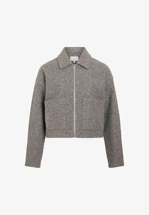 Graue kurze Jacke aus strukturiertem Stoff mit Frontreißverschluss, Kragen und zwei Fronttaschen. Einfaches und modernes Design.