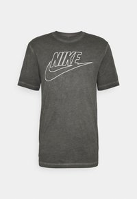 Mörkgrå kortärmad t-shirt i bomull med en stor vit Nike-logga över bröstet, rundad hals och avslappnad passform.