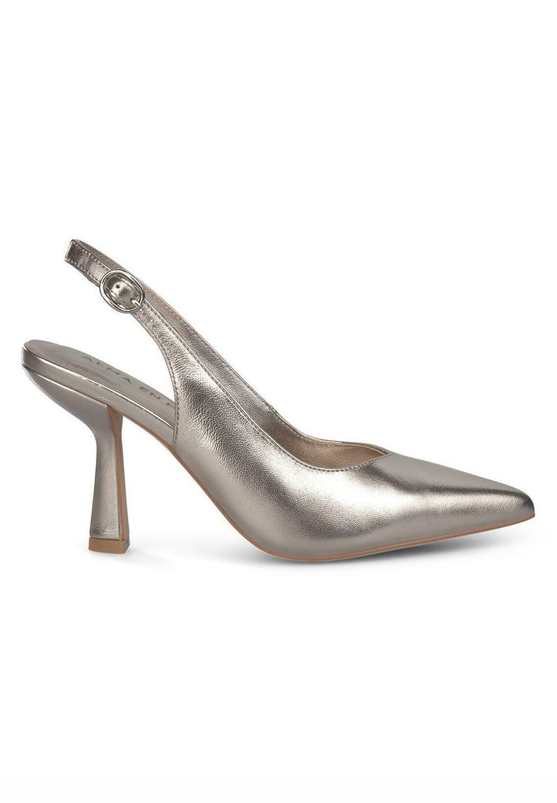 Scarpa con tacco alto slingback in argento metallico con punta affusolata e tacco spesso. Texture liscia, dettaglio con fibbia rotonda sulla cinghia.