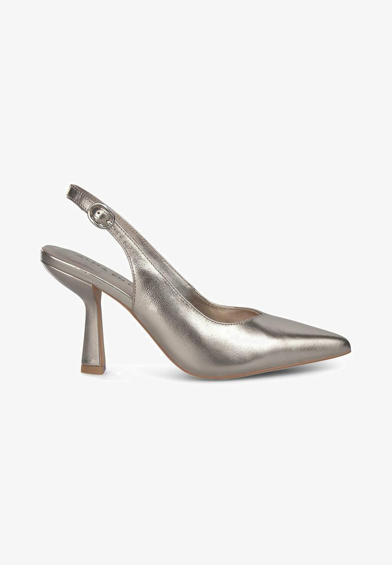 Metaliczne srebrne buty na obcasie slingback z wydłużonym noskiem i grubym obcasem. Gładka tekstura, okrągła klamra na pasku.