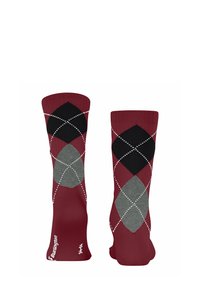Chaussettes montantes présentant une base bordeaux avec un motif argyle noir, gris et blanc, tricot texturé et détail de logo près de la cheville.