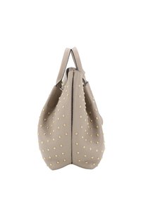 Beige Ledertasche mit goldenen Nieten, abgerundeter Form, zwei Griffen und einem Reißverschluss oben. Die strukturierte Oberfläche verstärkt die visuelle Detailwirkung.