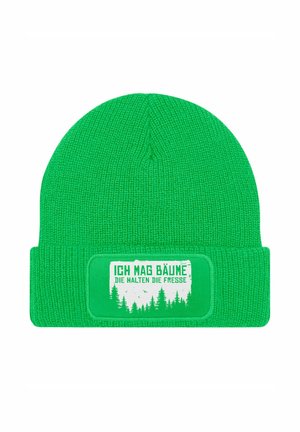 Grüne Strickmütze mit umgeschlagenem Bund, versehen mit einem rechteckigen weißen Patch mit Text und einem grafischen Design eines Waldes.
