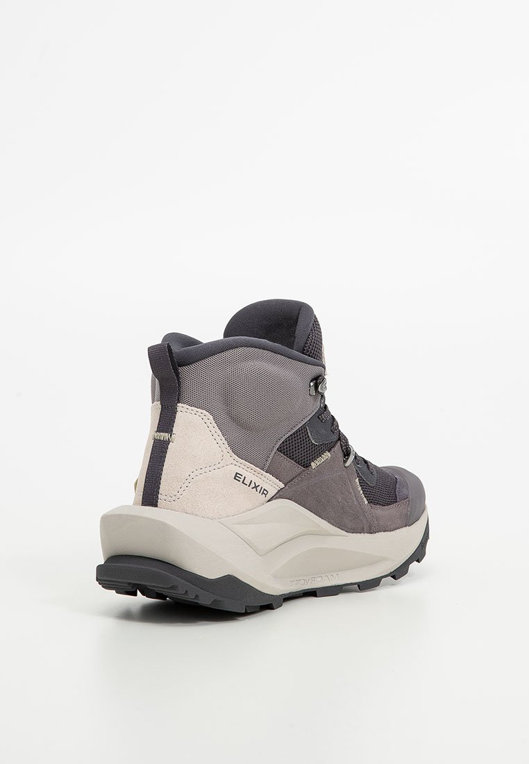 Wysokie buty trekkingowe z mixem szarego i taupe zamszu oraz siateczki. Posiadają grubą, teksturowaną podeszwę oraz metalowe akcenty na sznurówkach.