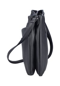 Bolso mensajero de cuero negro con un acabado texturizado, que cuenta con dos compartimentos, una correa larga y ajustable, y cierre superior con cremallera.