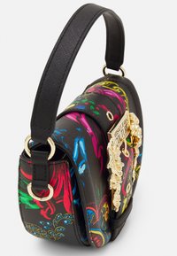 Bolso de mano negro texturizado con patrones florales coloridos. Presenta un acento de logo dorado y una asa negra resistente. Forma redonda con detalles laterales.
