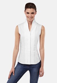 Weißes ärmelloses Bluse mit einem hohen Kragen, vertikalen Nähten und einem taillierten Design. Glatte Textur mit Knopfverschluss vorne.