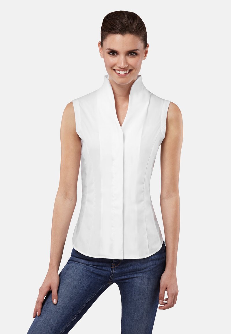 Weißes ärmelloses Bluse mit einem hohen Kragen, vertikalen Nähten und einem taillierten Design. Glatte Textur mit Knopfverschluss vorne.