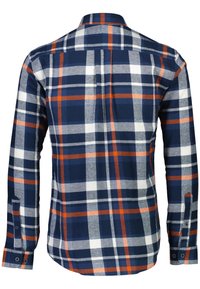 Camicetta a maniche lunghe in tinta unita blu navy, bianco e arancione a quadri. Materiale in cotone, polsini con bottoni e orlo curvo. Vista dalla parte posteriore.