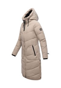 Manteau d'hiver long beige matelassé avec capuche, fermeture éclair devant, poches zippées et poignets réglables noirs.