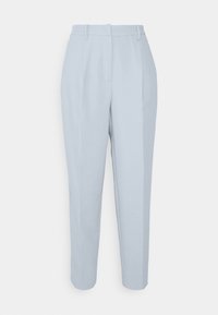 Pantalon sur mesure bleu clair avec plis à l'avant, passants pour ceinture, et coupe fuselée longueur cheville.