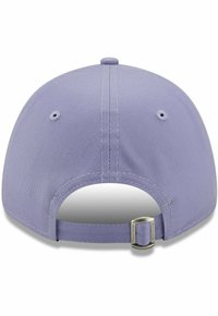 Cappellino da baseball viola con visiera curva, tessuto testurizzato, cinturino regolabile sul retro e fori di ventilazione. Design semplice e pulito.