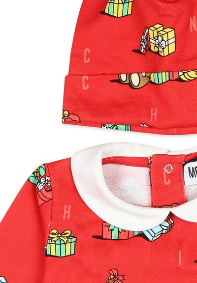 Outfit in tessuto rosso con colletto bianco, caratterizzato da variopinti motivi di scatole regalo. Include un cappello abbinato con lo stesso design.