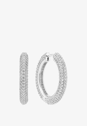 Silverfärgade ringörhängen med en strukturerad yta, tätt dekorerade med små, klara rhinestones, som har en glänsande finish och ett säkert lås.