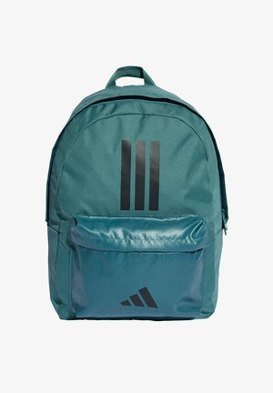 Mochila color verde azulado con bolsillo frontal con cremallera, que presenta tres franjas negras verticales en el cuerpo principal y un logotipo negro de Adidas en el bolsillo.