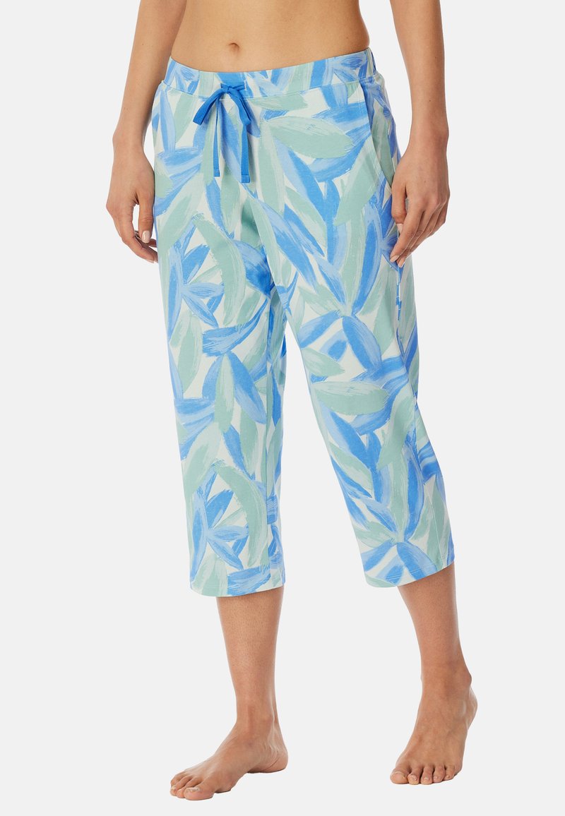 Lichte 3/4 pyjamabroek in een blauw en groen bladerenprint. Heeft een elastische tailleband met een blauwe trekkoord en zijzakken.
