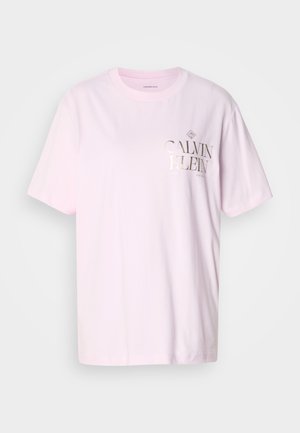 Lichtroze katoenen T-shirt met korte mouwen, voorzien van een zilveren logoprint aan de linkerbovenkant en een klassieke ronde hals.