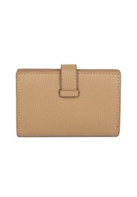 Portafoglio in pelle di colore tan con forma rettangolare, dotato di chiusura a linguetta e cuciture visibili lungo i bordi.