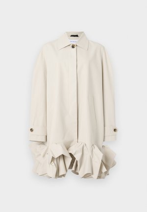 Beige trenchcoat med en strukturerad design, som har en volangkant, stor krage, knappstängning och sidoficka.