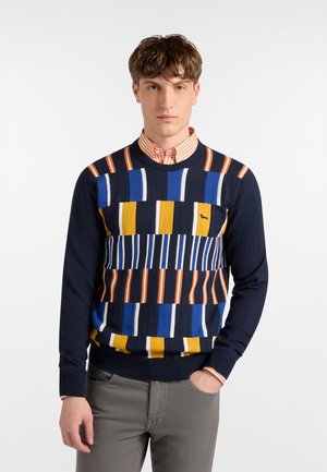 Pullover lavorato a maglia blu navy con motivi geometrici in giallo, blu, bianco e arancione. Presenta un collo rotondo e polsini a costine.