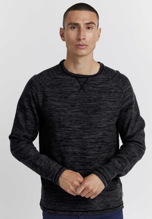 Svart og grå marmorerte langermede skjorter med rund halslinning, teksturert stoff, ribbede mansjetter og en subtil korsstingdetalj ved halsen.