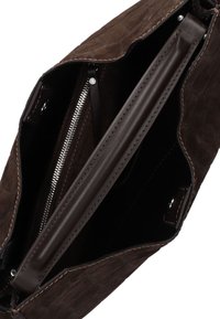 Borsa a mano in pelle marrone con esterno testurizzato, dotata di chiusura con zip, tasca interna e cuciture a contrasto. Design spazioso.