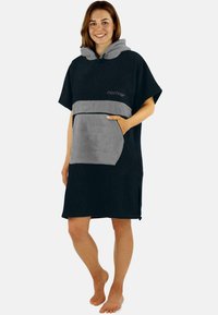 Kapuzenschnäppchen aus dunklem Stoff mit einem hellgrauen Frontstreifen und Tasche. Verfügt über kurze Ärmel und seitliche Schlitze für eine einfache Bewegung.