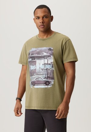 Oliwkowa bawełniana koszulka z grafiką przedstawiającą klasyczne samochody oraz napisem "Powrót do przeszłości" w kontrastowych kolorach. Krótkie rękawy, okrągły dekolt.