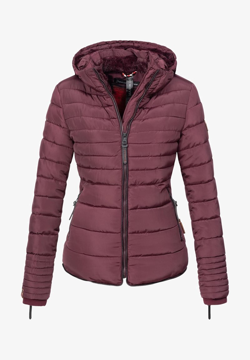 Chaqueta de plumas burdeos con capucha, con diseño acolchado, cierre frontal con cremallera, dos bolsillos laterales y forro interior texturizado.