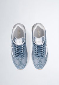 Sneaker blu con tomaia in tessuto testurizzato, dettagli bianchi e lacci grigi. Presentano una suola in gomma e un'etichetta con il logo sulla linguetta.