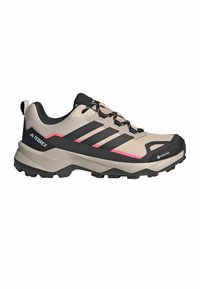 Μπεζ και μαύρο πεζοπορικό παπούτσι Adidas Terrex με ροζ λεπτομέρειες, ετικέτα Gore-Tex, ανθεκτική σόλα και ενισχυμένη μύτη για υπαίθρια χρήση.