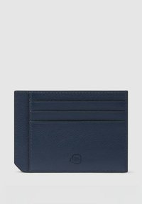 Porta carte in pelle blu navy con finitura texturizzata, dotato di molteplici scomparti per carte e design con angoli arrotondati. Dettaglio con logo in rilievo.