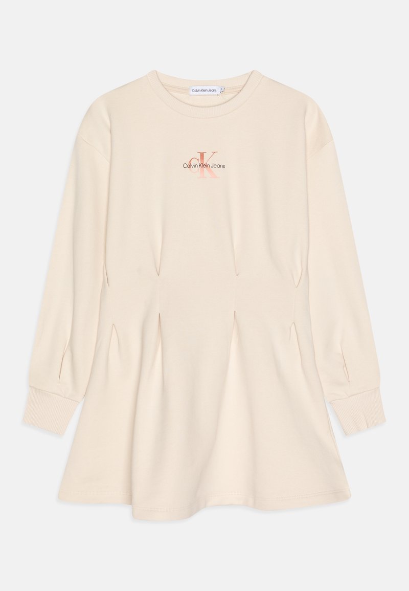 Vestito beige a maniche lunghe realizzato in tessuto morbido, con vita arricciata, polsini a coste e un piccolo logo sul petto.