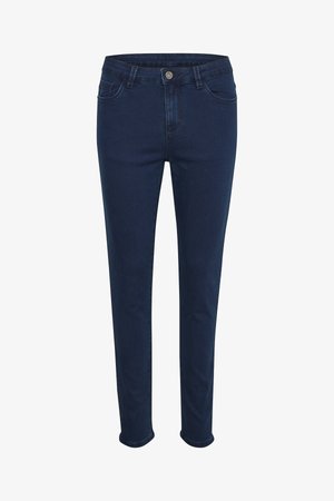 Jean en denim bleu foncé, coupe slim, avec cinq poches, une fermeture à bouton et zip à l'avant, et des détails de couture minimalistes.