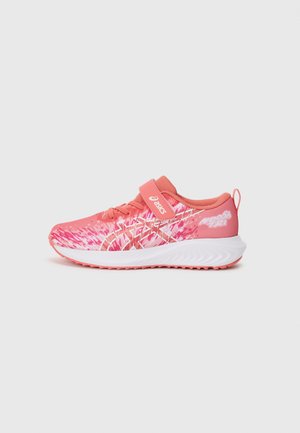 Baskets de sport pour enfant en rose et blanc avec une sangle Velcro, tige en mesh, semelle blanche rembourrée et languette au talon.