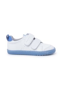 Weiße Leder-Sneaker mit blauen Akzenten, die ein schlichtes Design aufweisen, zwei Klettverschlüsse haben und eine strukturierte Gummisohle mit Perforationen zur Atmungsaktivität besitzen.