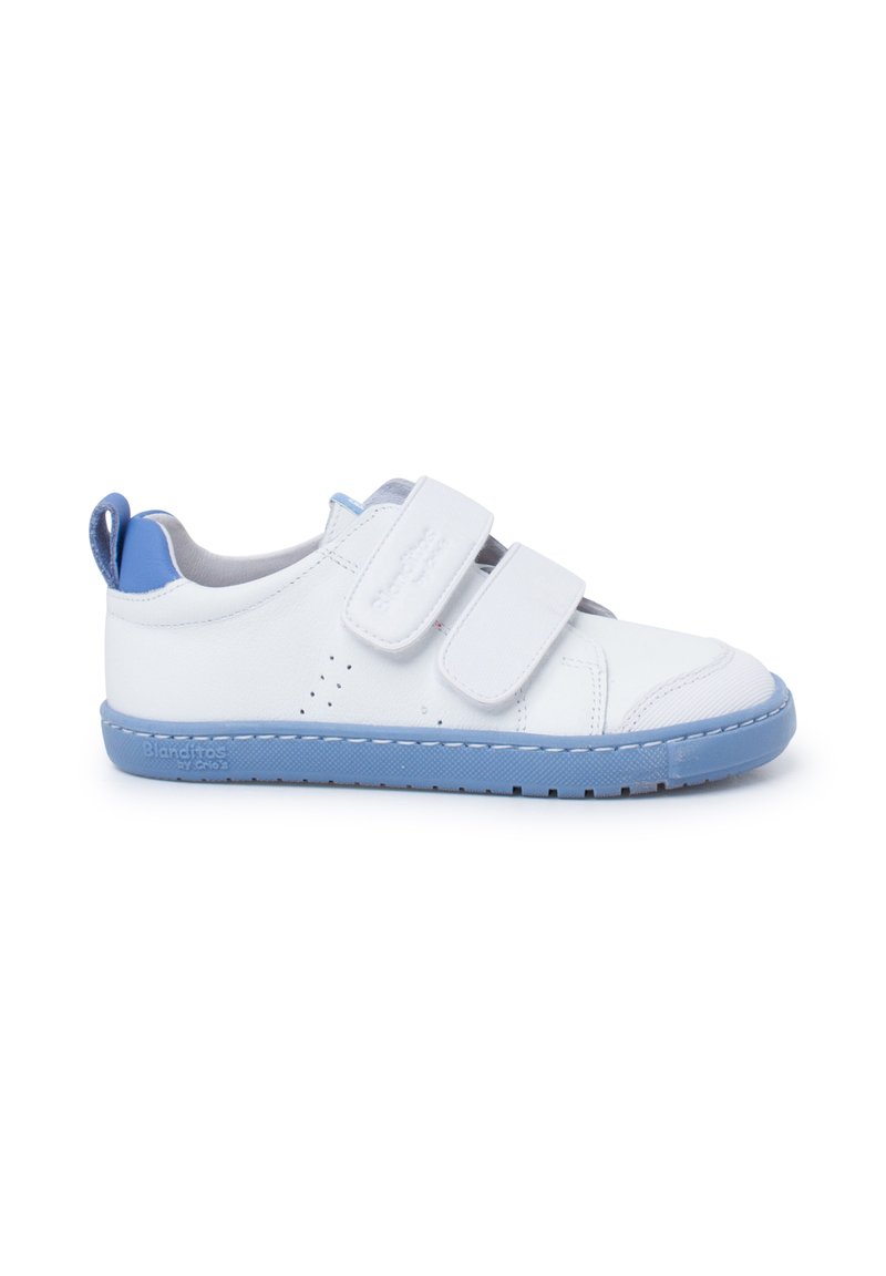 Weiße Leder-Sneaker mit blauen Akzenten, die ein schlichtes Design aufweisen, zwei Klettverschlüsse haben und eine strukturierte Gummisohle mit Perforationen zur Atmungsaktivität besitzen.